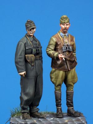 Hungarian SPG Officer & Panzer Officer 
